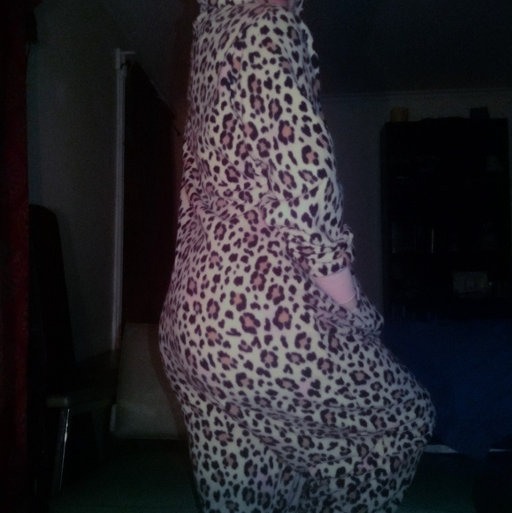 Cheetah print onesie! - Picture 3 of 4